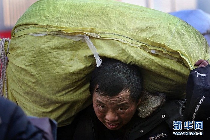 Sự khắc khổ hằn trên mặt người dân lao động xa quê