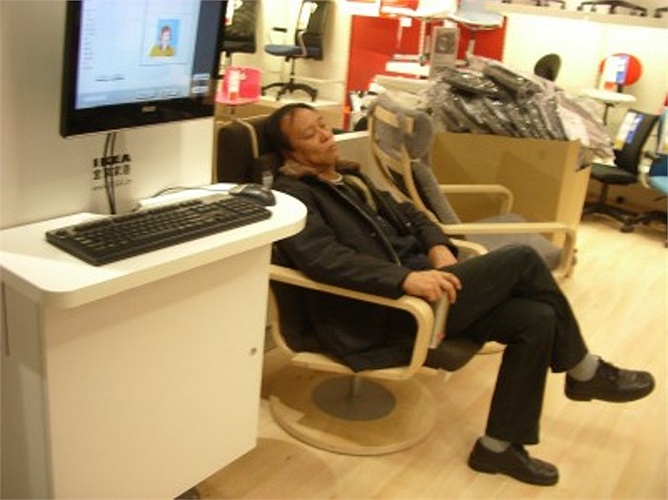 Một người đàn ông ngủ trên ghế trong gian hàng IKEA