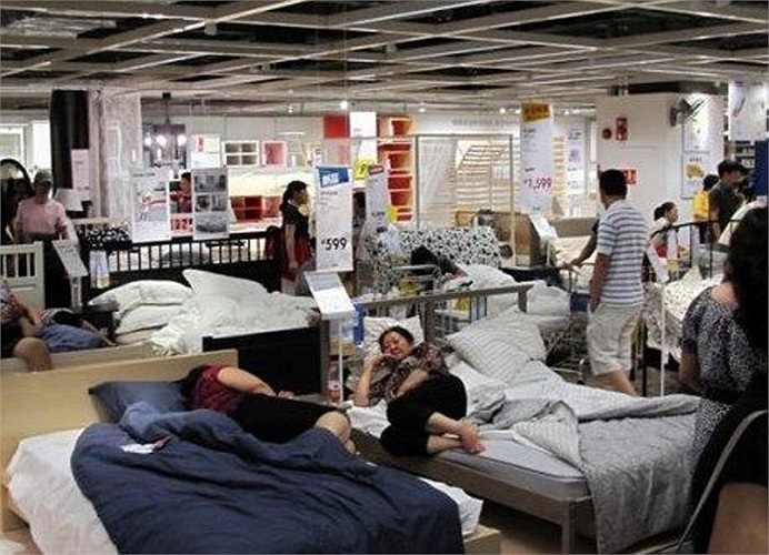 Tại một gian hàng khác, nhiều người vô tư nằm trò chuyện trên giường được trưng bày để giới thiệu 
