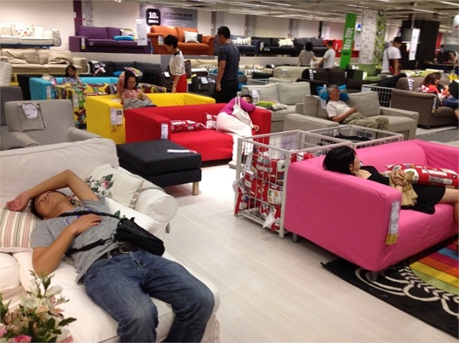 Cả nam giới lẫn nữ giới đều chọn các chiếc ghế sofa đẹp để nghỉ ngơi như ở nhà mình