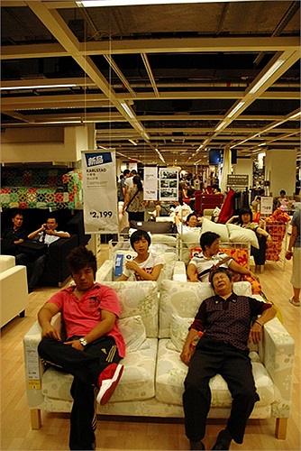 Dãy ghế trưng bày mẫu không còn chỗ trống vì đều đã có người ngồi nghỉ ngơi