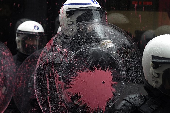 Cảnh sát chống bạo động đối phó với người biểu tình ở Namur, Bỉ