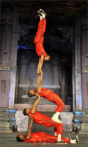 Các nghệ sĩ khoe khả năng thăng bằng tại Bhopal, Ấn Độ