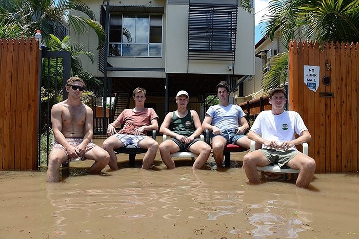 Các sinh viên đại học ngồi ngâm chân trong nước lũ ở Brisbane, Australia