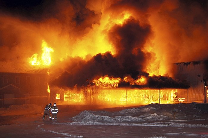 Lính cứu hỏa chiến đấu với giặc lửa ở West Paris, Maine, Mỹ