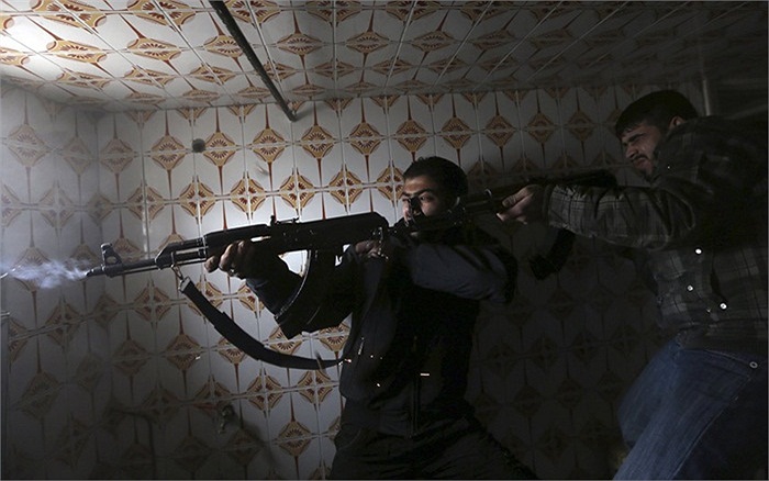 Binh sĩ phe nổi dậy ở Syria bắn trả quân chính phủ