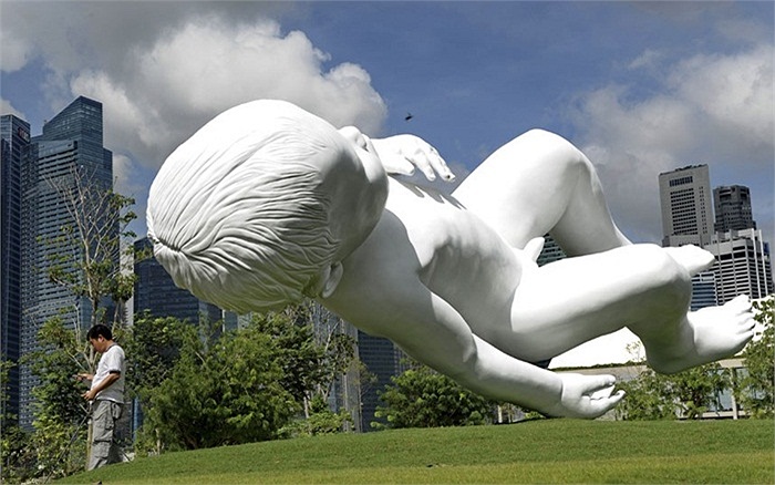 Tác phẩm điêu khắc bằng đồng sơn trắng mang tên 'Planet' của nghệ sĩ người Anh Marc Quinn Garden được dựng tại Singapore