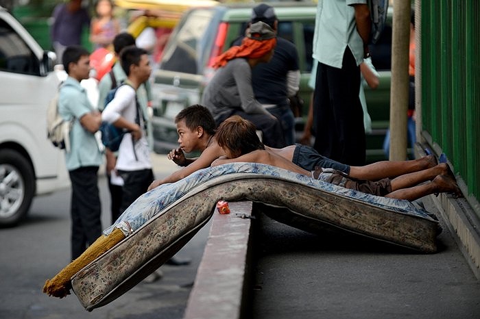 2 cậu bé vô gia cư trên đường phố Manila, Philippines