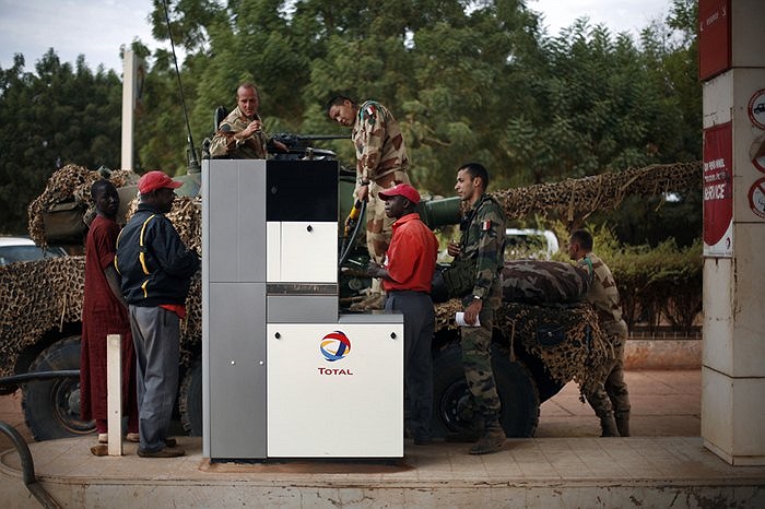 Các binh lính Pháp đang bơm xăng cho xe tăng của mình tại trạm xăng ở Sevare, Mali