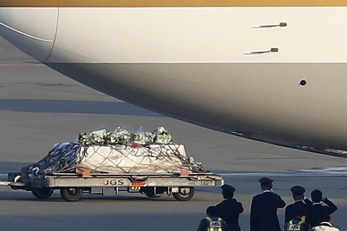 Những chiếc quan tài chứa thi thể các công dân Nhật Bản thiệt mạng trong cuộc khủng hoảng con tin Algeria được đưa về nước