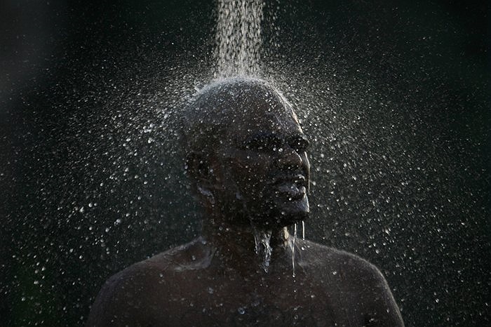 Tín đồ đạo Hindu tắm trước khi đặt chân vào cuộc hành hương ở Kuala Lumpur, Malaysia