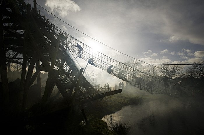 Các vận động viên tham gia cuộc đua khó khăn nhất thế giới, với các chướng ngại vật vô cùng hiểm trở như chiếc cầu treo tại Wolverhampton, Anh