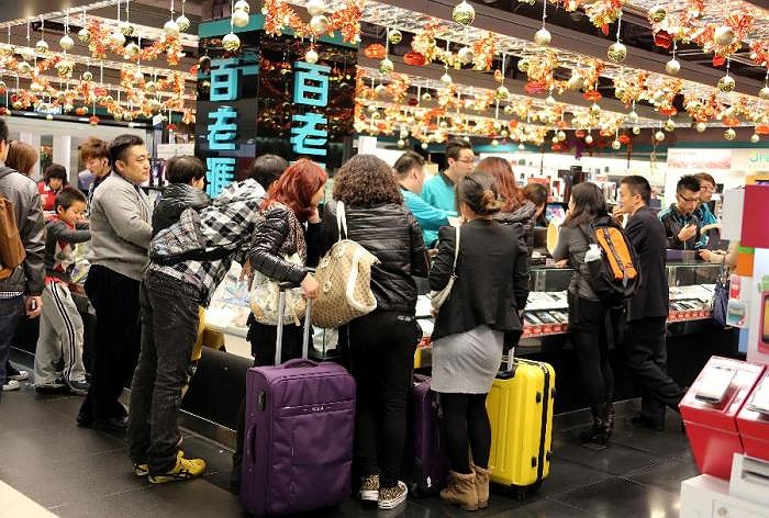 Nhiều người chen chân xem hàng hóa bên trong một cửa hàng với nhiều sản phẩm khuyến mại