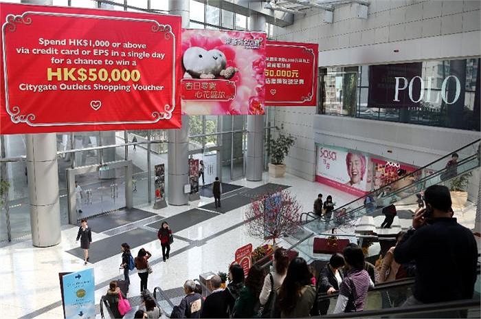 Không khí mua sắm tấp nập tại một trung tâm mua sắm ở Hồng Kông 