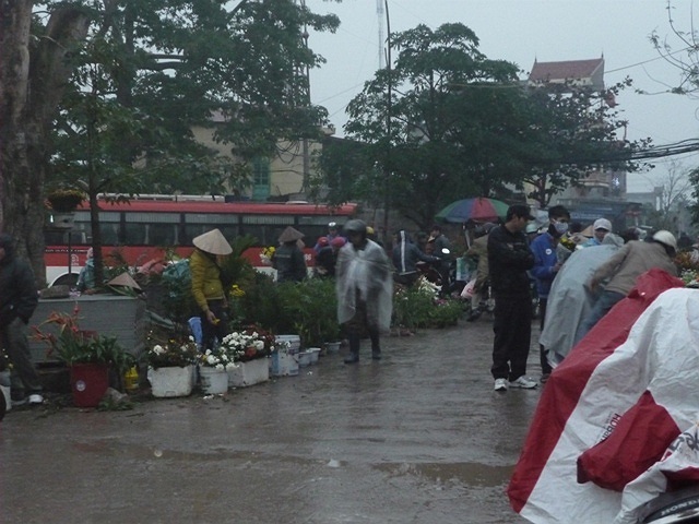 Khi hoàng hôn buông xuống, bóng tối dần bao phủ mọi nẻo đường, trong khi nhà nhà lên đèn, chuẩn bị quây quần, sum họp bên mâm cơm gia đình, những người nghèo vẫn chưa biết tết ở đâu. 