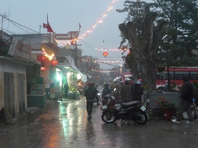 17h ngày 29/12 (âm lịch), cả khu phố lên đèn rực sáng báo hiệu một năm cũ đầy chông gai sắp qua đi. 