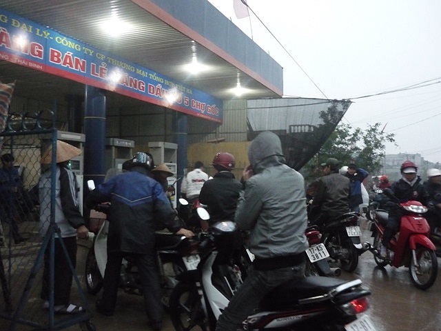 Tại các cây xăng, người ta chen chân đổ đầy bình xe khiến người trực bán xăng “toát mồ hôi hột” giữa mùa đông rét mướt. 