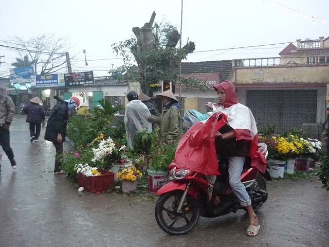 Tiếng trẻ con hát véo von giai điệu tết đến rồi làm ấm lòng bao người cùng khổ. 