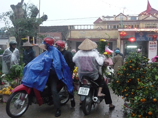 Nhiều người đội mưa đi sắm tết ở Thái Bình 