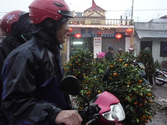 Chập choạng tối cũng chính là thời điểm người nghèo rủ nhau đi sắm tết với hi vọng mua được hàng giá rẻ “méo mó có hơn không”. 