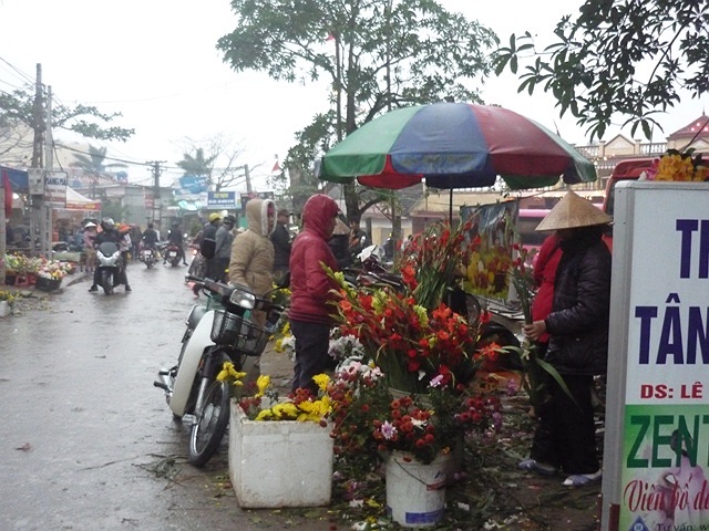 Giữa tiết trời giá lạnh, mưa phùn, gió bấc, họ vẫn phải mỉm cười, đon đả mời chào các “thượng đế”. 