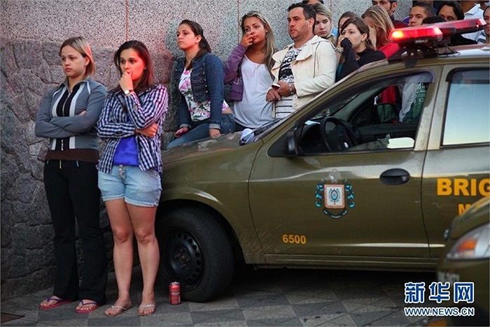 Người dân vây kín hiện trường vụ hỏa hoạn