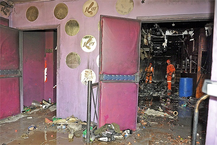 Cả hộp đêm chỉ có một lối thoát hiểm duy nhất và đa số nạn nhân tử vong do dẫm đạp lên nhau lúc chạy trốn ngọn lửa