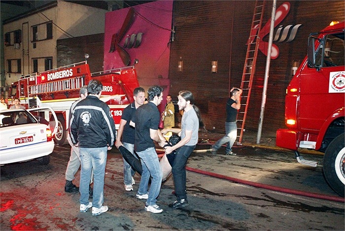 Người dân giúp nhân viên cứu hộ đưa nạn nhân ra khỏi nơi nguy hiểm