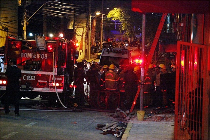 Khoảng 900 khách và nhân viên có mặt trong hộp đêm khi ngọn lửa bùng lên