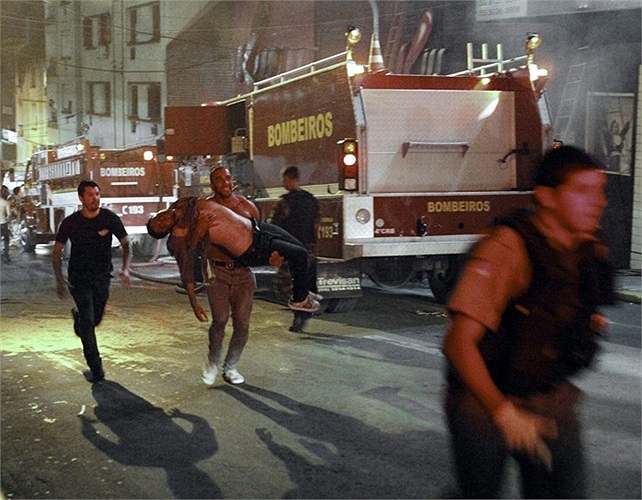 Người đàn ông đưa nạn nhân bị thương đi cấp cứu