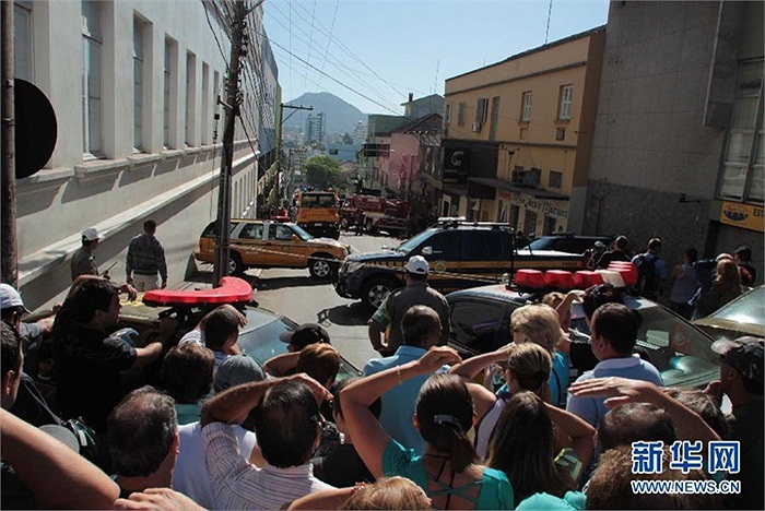 Nguyên nhân của vụ cháy vẫn đang được điều tra nhưng theo chính quyền địa phương, khả năng lớn là do pháo hoa trên sân khấu đã vô tình bắn vào mái xốp cách âm và bắt lửa