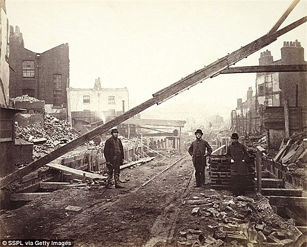 Các quản đốc của công trường chụp ảnh trong giờ nghỉ