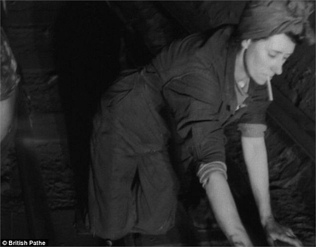 Nữ công nhân vừa hút thuốc vừa lau chùi đường ray năm 1944