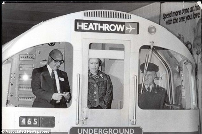 Nữ hoàng xuất hiện trong một toa tàu năm 1977