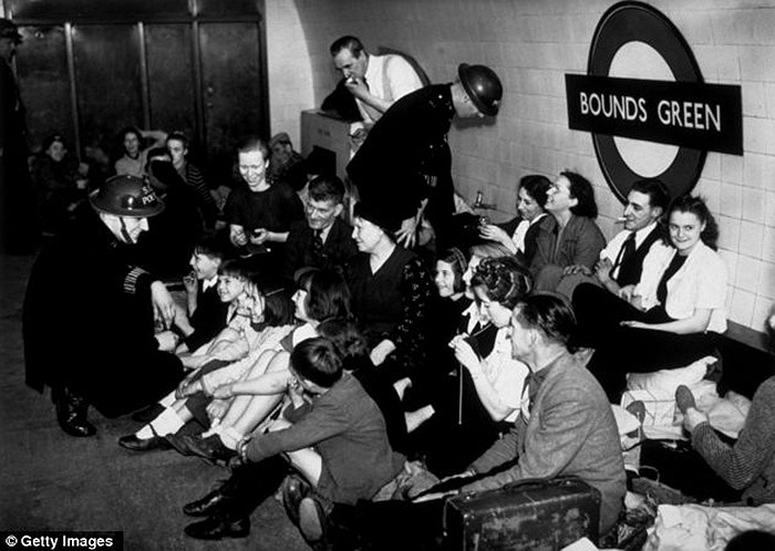 Người dân London xuống hầm tàu điện để tranh bom trong thời chiến, năm 1940