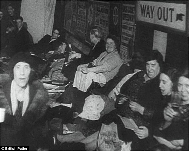 Người dân tránh bom Đức trong các cuộc không chiến của Thế chiến II