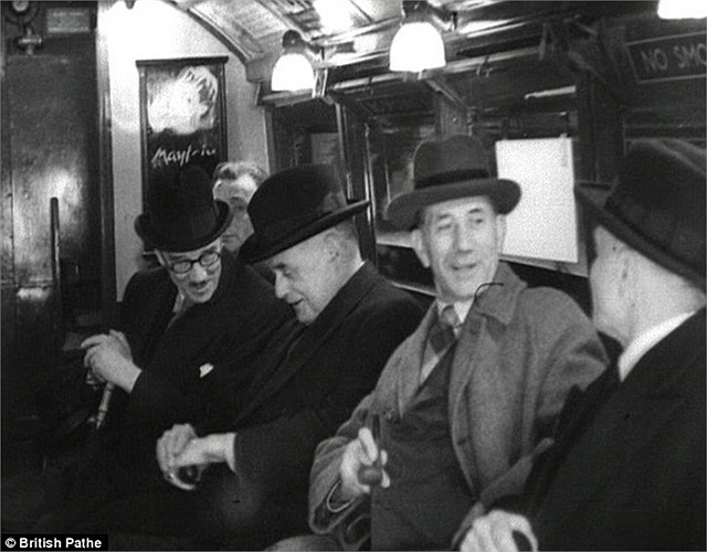 Những quý ông đi làm bằng tàu điện ngầm