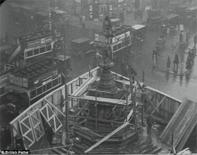 Đài tưởng niệm Eros của London bị hạ xuống để thi công đường hầm