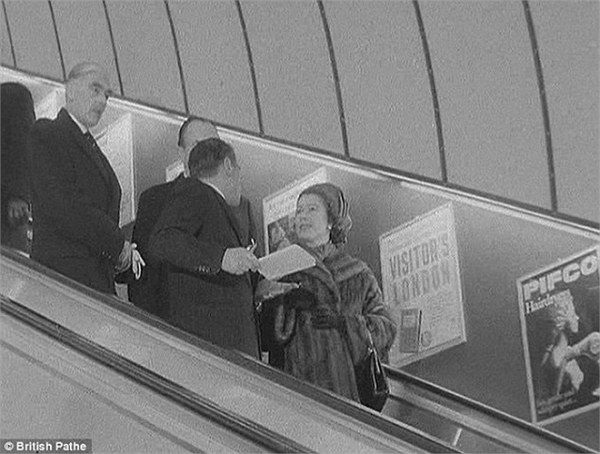 Nữ hoàng Anh ở ga Green Park năm 1969