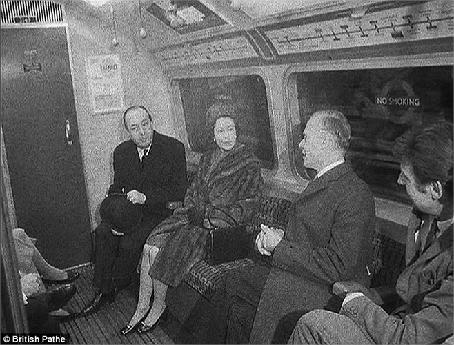 Nữ hoàng ngồi trong khoang cùng với các hành khách khác của chuyến tàu điện ngầm