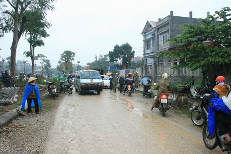 Lối vào hiện trường được phong tỏa để triển khai công tác cứu hộ.