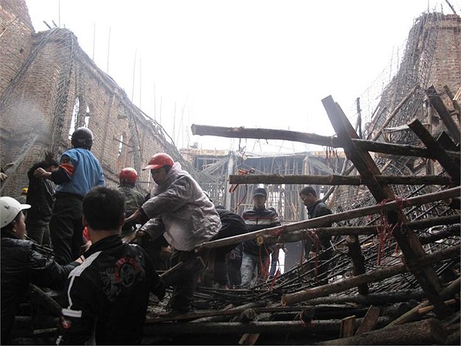 Giàn giáo xây dựng bị đổ sập.