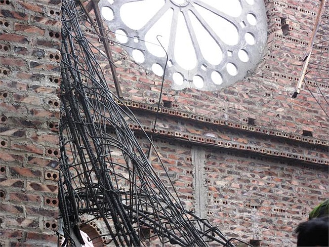 Các trụ thép bị gãy và rơi xuống.