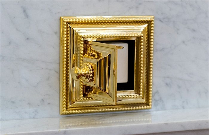 Chi tiết nắp đậy hộp kỹ thuật màu vàng sáng chói