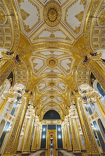 Mái vòm đầy màu vàng và chi tiết được trang trí tỉ mỉ