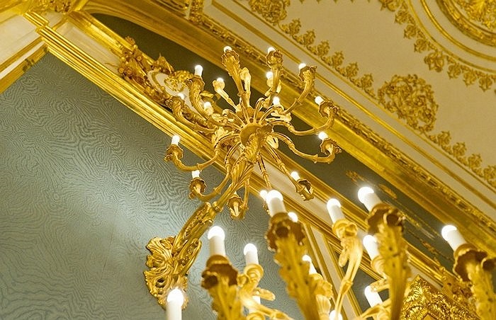 Các trụ nến giả màu vàng đầy sang trọng