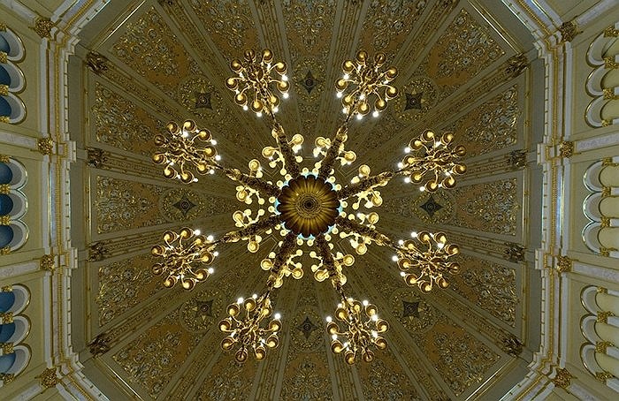 Một bộ đèn chùm với các cây nến giả bên trong Điện Kremlin