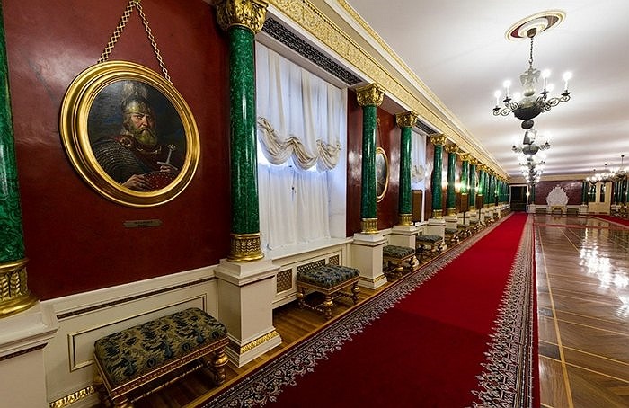 Điểm khác biệt và nổi bật ở đây là những cây cột đá xanh vô cùng đẹp mắt và sang trọng