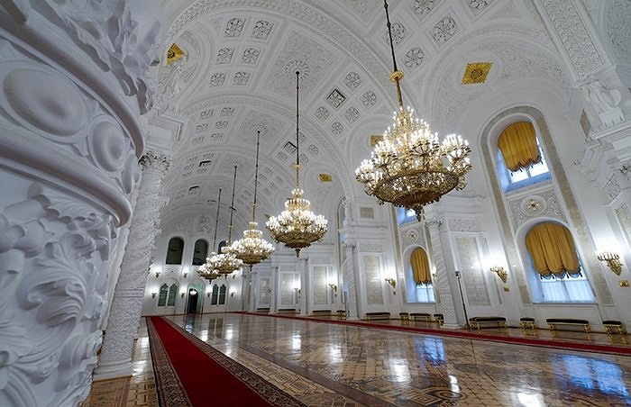 Hành lang với dãy đèn chùm lộng lẫy