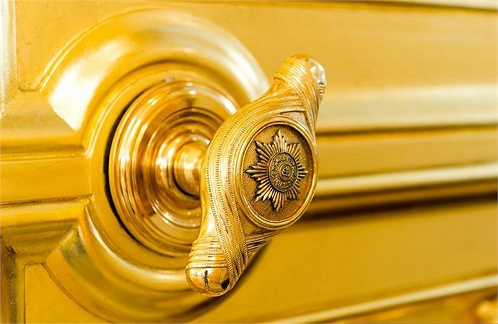 Chi tiết tay nắm tinh xảo của các cánh cửa bên trong điện